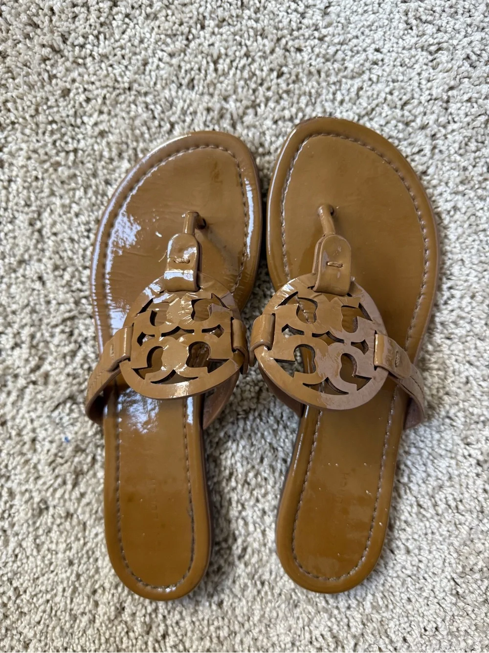 Tory Burch Patent Leather Logo Thong Sandals in Tan